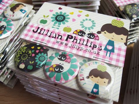 Magnet Packaging, Button Packaging, Alley Ideas, Pin Button Design, Craft Fair Booth Display, Badge Ideas, Button Diy, Art Merch, Button Making