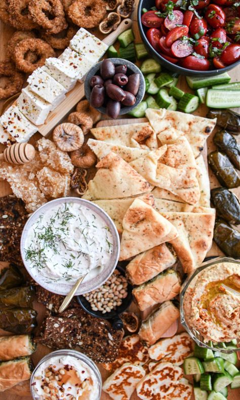 Greek Food Board, Greek Inspired Charcuterie Board, Greek Grazing Board, Greek Board Ideas, Mediterranean Food Board, Bowling Snacks, Food Platters Ideas Dinners, Greek Charcuterie Board, Greek Mezze Platter