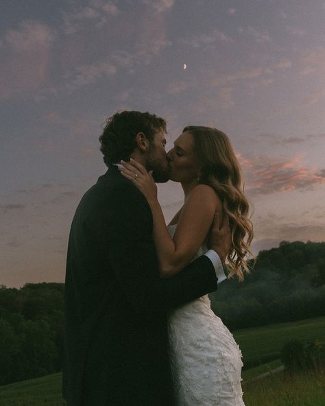 Romantic wedding portraits under the purple evening sky and bright moon. Beautiful wedding photography during the night. This is your sign to take wedding photos at night. Bride and groom kissing under the night sky. Nighttime Wedding Photos, Night Time Wedding Photos, Photos At Night, Bride And Groom Kissing, Night Wedding Photos, Night Time Wedding, Bright Moon, Under The Moonlight, Outdoor Wedding Photos