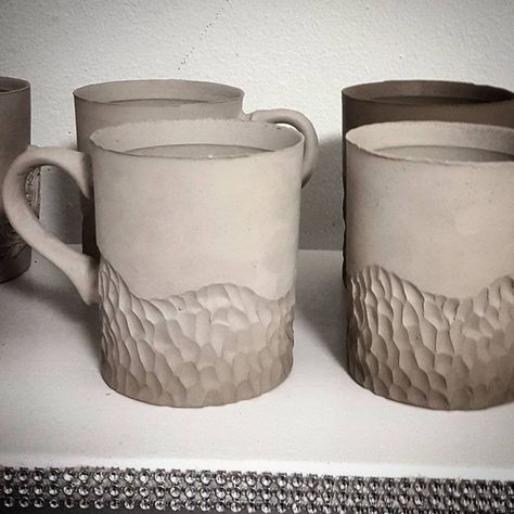 Pottery Carving, Carved Pottery, Ceramics Pottery Mugs, Pottery Patterns, Beginner Pottery, Earthenware Pottery, Ceramic Texture, Cerámica Ideas, Sculptures Céramiques