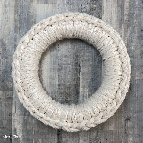 Chunky Yarn Wreath Diy, Diy Yarn Wreath Tutorial, Chunky Yarn Wreath, Rope Wreath, Finger Crochet, Crochet Wreath, Jumbo Yarn, Yarn Wreath, Wire Wreath