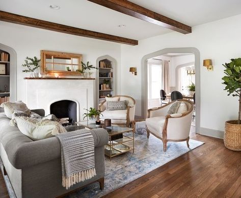 Joanna Gaines Mixes Styles on 'Fixer Upper: Behind the Design' Fixer Upper Living Room, Living Room Classic, Tudor Style Homes, Tudor Black Bay, Trendy Living Rooms, Tudor Style, Farmhouse Interior, Living Room Pictures, Farmhouse Living