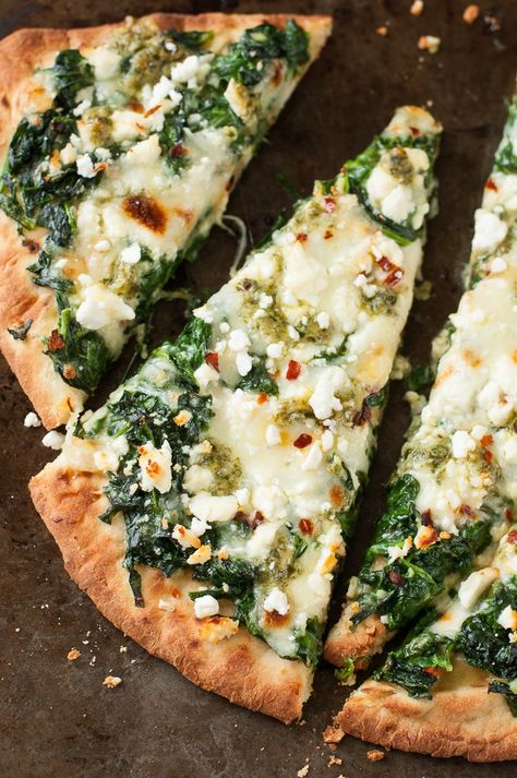 Aiming to eat more veggies? This Three Cheese Pesto Spinach Flatbread Pizza packs an entire box of spinach into one glorious single-serving pizza! Yum! Pesto Flatbread Pizza, Spinach Flatbread Pizza, Spinach Flatbread, Vegetarische Diners, Vegetarian Pizza Recipe, Flatbread Pizza Recipes, Pesto Spinach, Naan Pizza, Salad Pasta