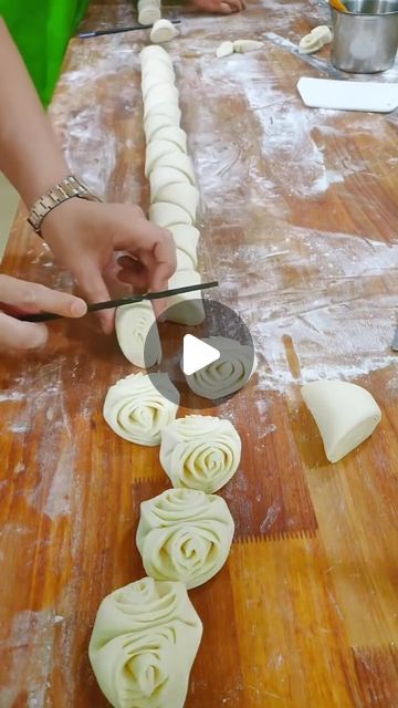 Puff Pastry Flowers How To Make, Bread Flowers How To Make, Dough Shaping Ideas, Pastry Art Videos, Beautiful Bread Designs, Cresent Roll Dough, Dough Design, Rose Bread, Flower Bread