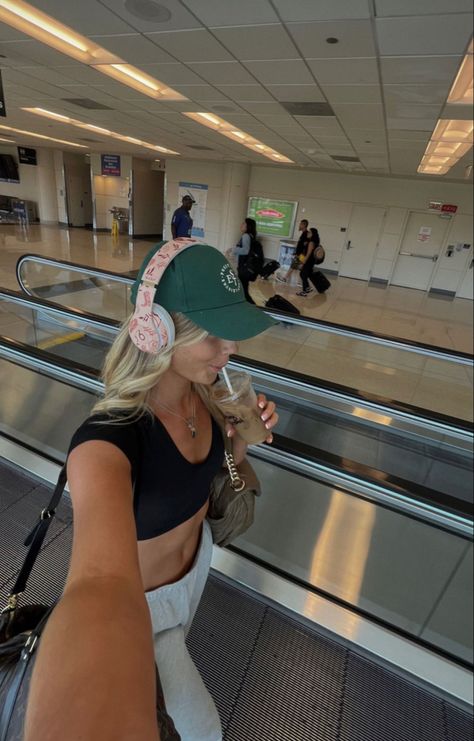 Asthetic Pics Airport, Airport Fits Aesthetic Summer, Airport Inspo Pics, Plane Photo Ideas, Airport Instagram Pictures, Autumn Mood Tracker, Airport Pics Aesthetic, Picture Airport, Airport Look Summer