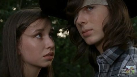 Enid tries to stop Carl Grimes, but she cannot ● Season 7 Episode 5 □ "Go Getters" | The Walking Dead Carl E Enid, Enid Twd, Tha Walking Dead, Carl And Enid, Katelyn Nacon, Chandler Riggs, Fear The Walking, Carl Grimes, Stuff And Thangs