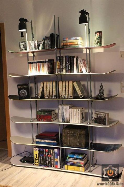 Ideas For Repurposing Old Skis and Snowboards: Trash to Treasure | Buckmans.com Snowboard Bedroom, Scaffold Furniture, Skateboard Furniture, Old Skis, Snowboard Design, Ski Decor, Deco Studio, Trash To Treasure, Snowboards