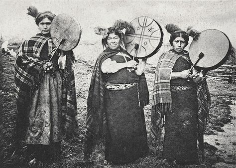 Mapuche Machi is a shaman in the Mapuche culture, Chile in South America; and is also an important character and the Mapuche mythology. Shaman Woman, Medicine Woman, Three Women, Samar, Ancient Cultures, Drummers, People Of The World, Scandinavia, South America