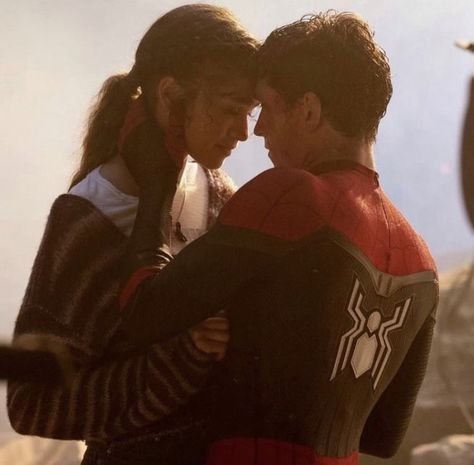 Spiderman Actor, Zendaya And Tom Holland, Zendaya And Tom, Peter Spiderman, Marvel Couples, Spiderman Art Sketch, Marvel Artwork, Bff Photoshoot Poses, Bff Photoshoot