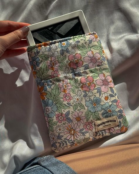 Happy Easter 🐣💐 I don’t have many pastel books but I do have a pastel kindle sleeve made by me! This is probably my fav print out of all the book and kindle sleeves I’ve made 🤍. The weather is amazing today ☀️ and hope you have a great day 🫶 Pouch Ideas Diy, Cute Book Sleeves, Sew Kindle Sleeve, Book Bag Sewing, Quilted Kindle Sleeve, Kindle Case Sewing Pattern, Sewing Book Sleeves, Kindle Sleeve Sewing Pattern, Diy Kindle Case