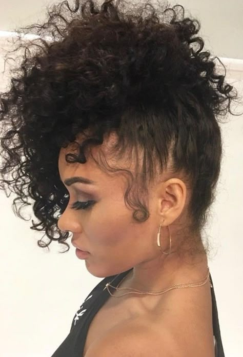 Crochet Mohawk, Updo Curls, Messy Ponytail Hairstyles, Shaved Side Hairstyles, Hairstyle Youtube, Haute Hair, Pelo Afro, Natural Hair Updo, Penteado Cabelo Curto