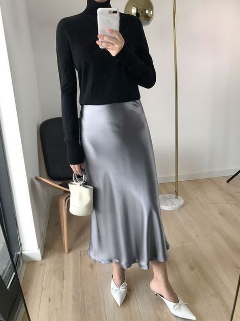 7bb060764a818184ebb1cc0d43d382aadesc52801734ri Slip Skirt Outfit, Silk Skirt Outfit, Silk Slip Skirt, Satin Skirt Outfit, Satin Slip Skirt, Silver Skirt, Estilo Hippy, Silk Midi Skirt, Long Skirt Outfits