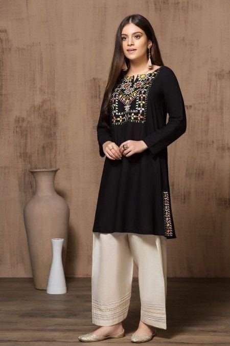 Indian Formal Wear, Velvet Kurta, Salwar Designs, Pakistani Fashion Casual, Pakistani Dresses Casual, Estilo Hippie, Salwar Kamiz, Casual Wear Dress, Maria B