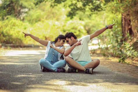 Pee Wedding Pose, Pre Wedding Couples Poses, Post Wedding Poses Outdoor, Indian Couple Photography Poses Outdoor, Pose For Pre Wedding Shoot, Indian Outdoor Photoshoot, Outdoor Shoot Couple, Best Couple Photography Poses Outdoor, Outdoor Stills For Couple