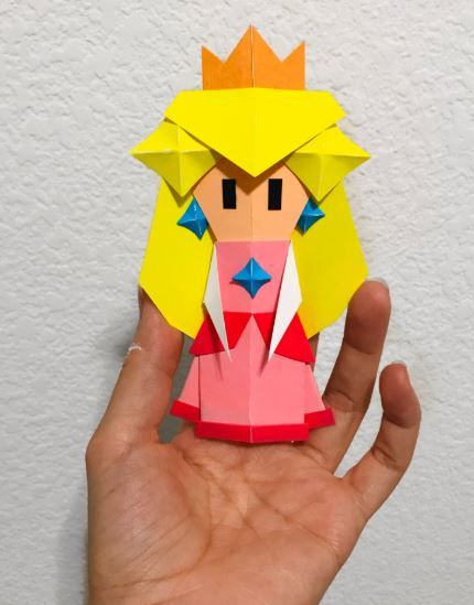 An incredible Origami Princess Peach inspired by Paper Mario: The Origami King Paper Princess Peach, Super Mario Origami, Paper Mario Origami King, Drawing Mario, Mario Diy, Mario Origami, Origami Kids, Mario Crafts, King Craft