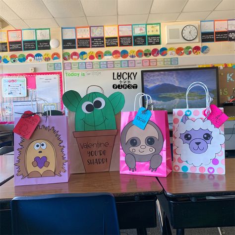 Looking for a Super Easy Valentine Treat Bag for your classroom or kiddo? Check out these easy to make bags! Treat Bag Ideas, Valentine Treat Bags, Valentines Day Bags, Ideas For Preschoolers, Valentines Snacks, Valentine Treat, Valentines Gift Bags, Unicorn Valentine, Teaching Life