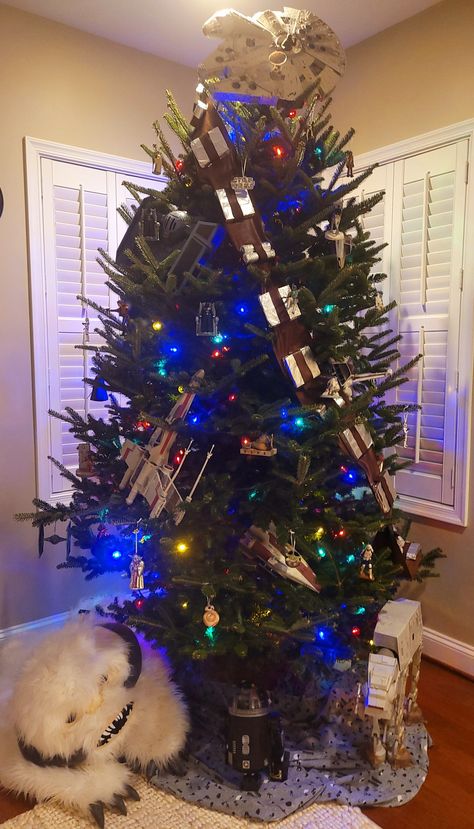 Star Wars Theme Christmas Tree, Star Wars Themed Christmas Tree, Star Wars Christmas Tree Diy, Star Wars Tree Christmas, Star Wars Christmas Tree Ideas, Christmas Decor Ideas For Tree, Christmas Decoration Outdoors, Starwars Christmas Tree, Disney Christmas Trees