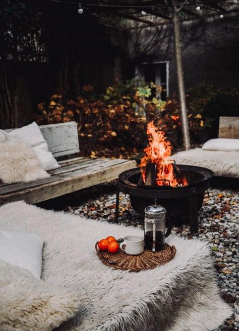 Fall Backyard, Bonfire Party, Bohemian Garden, Diy Outdoor Decor, Have Inspiration, Scandinavian Home, Outdoor Fire, Backyard Decor, Winter Garden