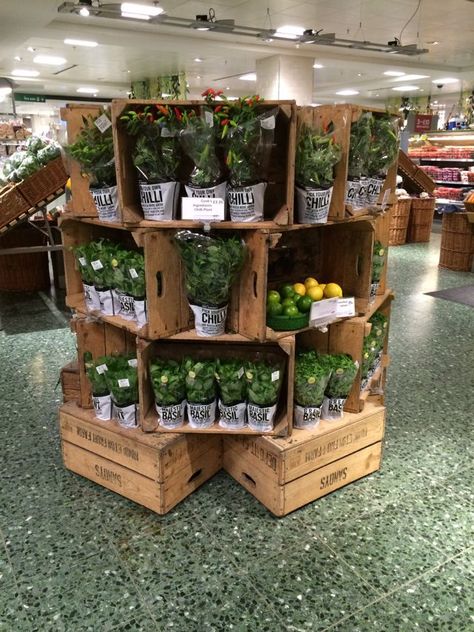 Seasonal Store Display, Produce Display Ideas, Crate Food Display, Produce Stand Display, Garden Store Display Ideas, Gift Basket Shop Interiors, Crates Display Ideas, Crate Display Ideas Retail, Garden Store Ideas