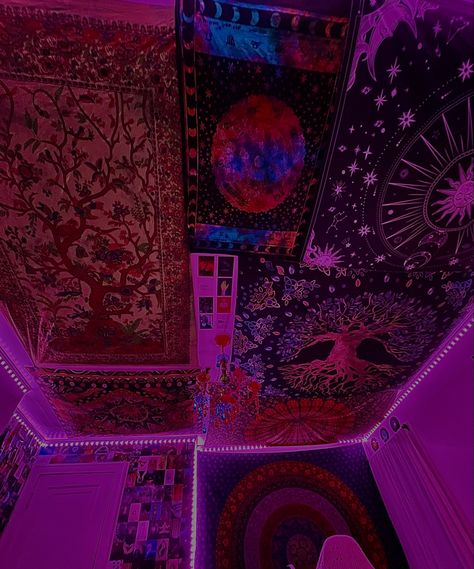 Tapestry Bedroom Ideas Ceilings, Tapestry Living Room Ideas, Tapestry Ceiling Aesthetic, Tapestry On Roof, Cool Tapestry Bedroom, Rooms With Tapestries On Ceiling, Ceiling Tapestry Bedroom, Tapestry On The Celling, Tapestry On Ceiling Aesthetic