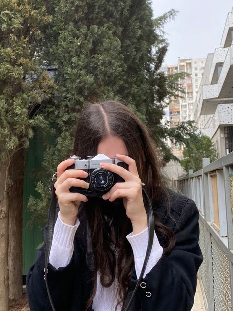 Journalist Photoshoot, Camera Taking Picture, Person Holding Camera, Poppy Litchfield, Girl With Camera, A Thousand Boy Kisses, Thousand Boy Kisses, Senior Season, Film Camera Photography