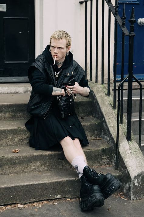 Punk Street Style Men, London Fashion Street Style, Punk Alternative Style, Alternative Man Outfit, Post Punk Fashion Men, Punk Outfits Winter, Dark Street Fashion, Uk Punk Fashion, Modern Goth Outfits Men