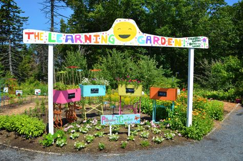 Kids Flower Garden, School Planters Ideas, Kindergarden Outdoor Decoration, Elementary School Garden Ideas, Educational Garden Ideas, Community Garden Ideas, School Garden Design Outdoor Classroom, School Garden Ideas, Daycare Garden