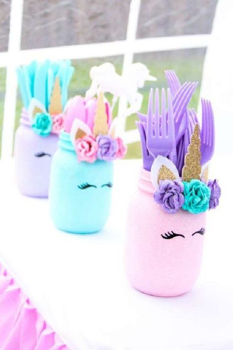 There's something so special about these gorgeous unicorn pastel mason jars full of cutlery, and it's such a practical way for your guests to help themselves. You can easily make some yourself by painting some mason jars. Draw some eyes with a black sharpie pen and glue on a gold horn and some unicorn ears. Don't forget to finish them off with some colorful flowers. See more party ideas and share yours at CatchMyParty.com Unicorn Birthday Party Food, Unicorn Mason Jar, Diy Unicorn Birthday Party, Unicorn Birthday Party Cake, Unicorn Party Decor, Unicorn Centerpiece, 4de Verjaardag, Unicorn Birthday Party Decorations, Bunny Birthday Party