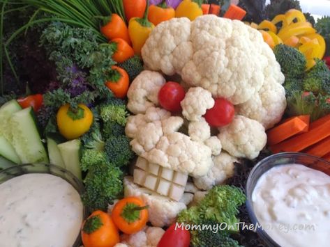 Mommy on the Money Halloween Veggie Platter Cauliflower Skull, Halloween Veggies, Halloween Veggie Tray, Pirate Party Food, Halloween Bites, Snack Halloween, Pirate Food, Veggie Platter, Halloween Food Dinner