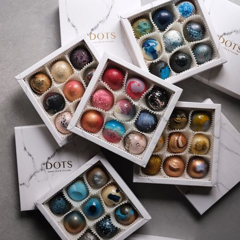 Chocolate Bonbons Design, Bon Bon Packaging, Luxury Dessert Packaging, Chocolate Bonbons Packaging, Chocolate Bonbons, Homemade Chocolate Bars, Chocolate Candy Recipes, Chocolate Packaging Design, Chocolate Work