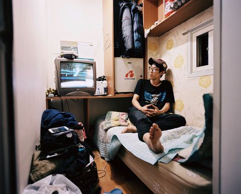 Powerful Photos, Edie Campbell, Small Bed, Low Income, Poor People, Japanese Men, Small Room, Photography Projects, South Korean