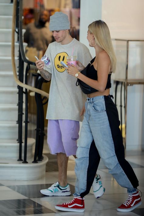 Hailey Bieber Jeans, Oversized Pants Outfit, Photo With Boyfriend, Hailey Outfits, Hailey Style, Hailey Bieber Outfits, Fresh Clothes, Justin And Hailey, Outfits Con Jeans