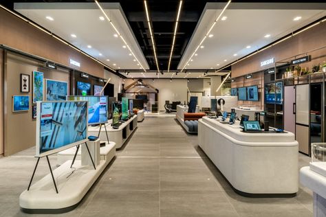 Discover Samsung’s New Space at Selfridges – Samsung Newsroom U.K. Electronics Store Design, Smartphones Design, Mobile Shop Design, Retail Trends, Amazing Technology, Retail Experience, Mobile Shop, Brand Shop, Technology Trends