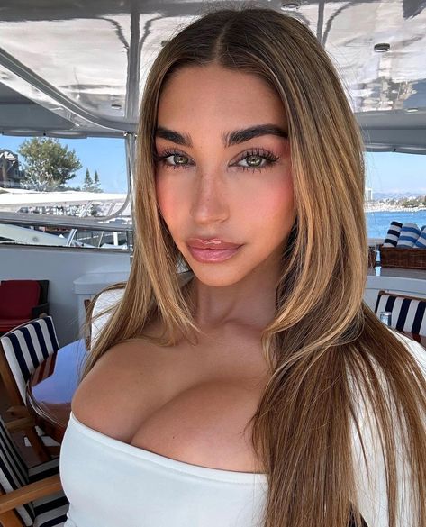 Chantel Jeffries Hair, Chantel Jefferies, Hair Tan Skin, Blonde Green Eyes, Chantel Jeffries, Brunette Balayage Hair, Crazy Makeup, Balayage Brunette, Hair Inspo Color