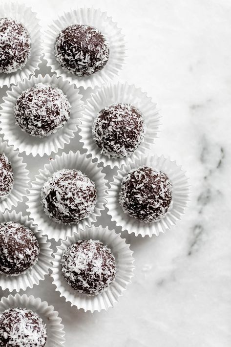 Chocolate Tahini Date Energy Balls (no-bake & vegan!) Graham Balls, Tahini Date, Date Energy Balls, Tahini Chocolate, Chocolate Tahini, Date Balls, Broma Bakery, Chocolate Balls, Homemade Recipes Dessert