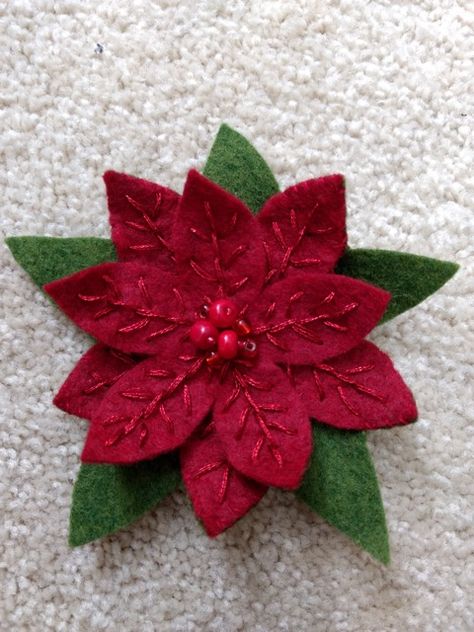 Poinsettia Felt Ornament, Fabric Christmas Brooch, Felt Ponsetia Template, Xmas Applique Ideas, Winter Felt Flowers, Ponsetia Christmas Decor Diy, Christmas Felt Brooches, Wool Felt Ornaments Christmas, Felt Christmas Flower