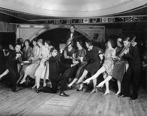 Credit: Hulton Archive/Getty Images Invasion of the flappers … women kicking and dancing amid roving musicians during a Charleston dance contest at the Parody Club in New York in 1926. 1920s Dance, Charleston Dance, Dance Marathon, Dance Contest, Womens Liberation, Lindy Hop, Swing Dancing, Slang Words, Swing Dance