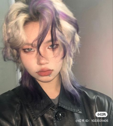 Genderless Hair, Purple And White Hair, Bleached Hair With Dark Roots, Hair Dark Roots, Short Bleached Hair, Hair With Dark Roots, Short Grunge Hair, Dyed Hair Inspiration, Hair Dark