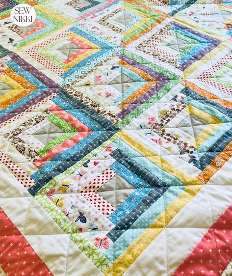 Log Cabin Quilt Block Layouts & Four Free Patterns - Sew Nikki Quilt As You Go Log Cabin, Log Cabin Quilts Layouts Color Combos, Christmas Log Cabin Quilts, Log Cabin Quilt Ideas, Quarter Log Cabin Quilt Pattern, Log Cabin Quilts Variations, Log Cabin Quilts Layouts, Advent Quilt, Easy Quilt Patterns Free