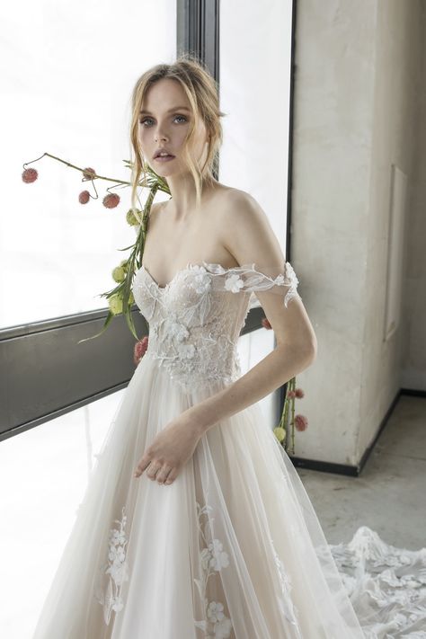 Wedding Dress Pale Skin, Wedding Dress Petite, Wedding Dress Fishtail, Bridal Room, Rich Design, Minimalist Wedding Dresses, Cute Wedding Dress, Stunning Wedding Dresses, Dreamy Dress