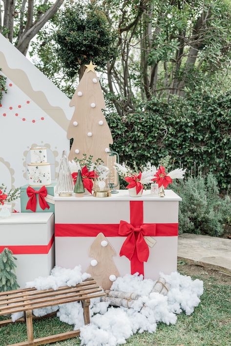 Loving these oversized presents style main table! . .⁠ .⁠ Credit where credit is due:⁠ Design/ planning: @skymeadowplace⁠ Photographer: @sykimphotography⁠ Main cake: @candyapple_cakes⁠ Smash cake: @jiasweets⁠ Cookies: @sweetsbykeeks⁠ Florist: @8thstreetflorist⁠ Laser cut name sign: @letterstou⁠ Mobile playground: @littleelephantskidsplace⁠ .⁠ .⁠ .⁠ #christmas #xmas #gingerbreadhouse #presents #bows First Birthday Christmas, Korean First Birthday, Christmas Party Backdrop, Christmas Party Table, Grinch Christmas Party, Gingerbread Party, Diy Food Gifts, Gingerbread Village, Christmas Party Themes