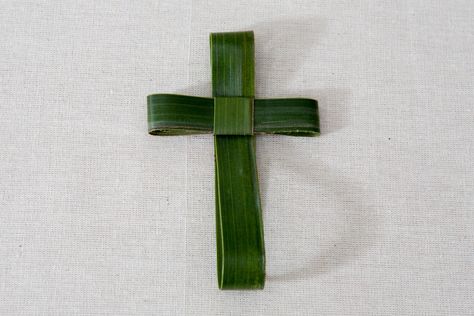 How to Make a Cross From Palms on Palm Sunday Palm Branch Craft, Palm Cross, Palm Sunday Crafts, Easter Sunday School, Flower Pot People, Palm Branch, Old Rugged Cross, Leaf Crafts, Palm Sunday