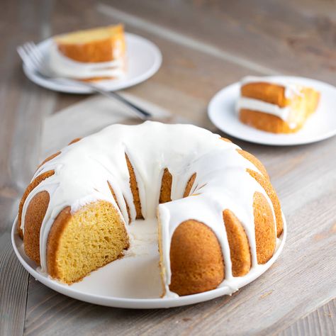 Yellow Pound Cake | Ready Set Eat https://www.food.com/recipe/duncan-hines-almond-pound-cake-531270 Cake Mix Pound Cake, Grapefruit Cake, Lime Desserts, Lemon Pound Cake Recipe, Ruby Red Grapefruit, Ring Cake, Mint Recipes, Dessert Simple, Pound Cake Recipe