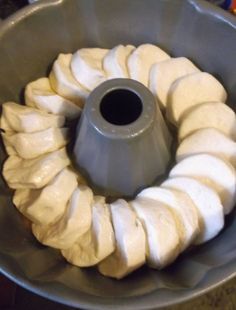 This delicious Biscuit Cinnamon Roll is a very easy recipe Cinnamon Rolls Made From Biscuits, Desert With Biscuit Dough, Cinnamon Buiscits, Grands Breakfast Recipes, Premade Biscuit Dough Recipes, Pilsbury Buiscits Recipes, Pilsbury Biscuit Recipe, Biscuit Deserts, Grands Biscuit Recipes Breakfast