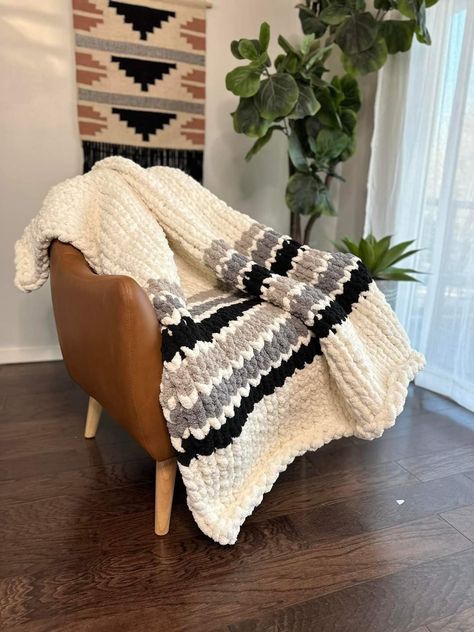 Chunky Knit Blanket Multi Color, Black And White Chunky Knit Blanket, Finger Knit Blanket Pattern, Grey Crochet Blanket, Jumbo Knit Blanket, Chunky Blanket Diy, Diy Finger Knitting, Chunky Blanket Pattern, Chunky Knit Blanket Pattern