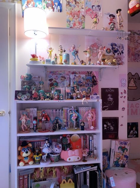 Manga Room, Otaku Room, Anime Room, Room Desk, Room Goals, Cute Bedroom Decor, Cute Room Ideas, Pretty Room, Anime Figurines