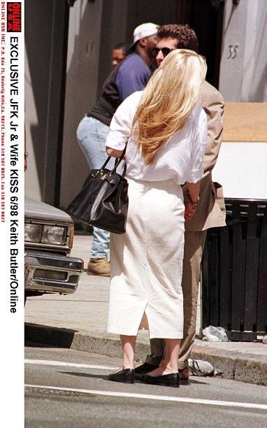 Style Icon: The Timeless Looks of Carolyn Bessette-Kennedy Carolyn Bessette, Jfk Jr, Meg Ryan, Priscilla Presley, 90s Outfit, Gwyneth Paltrow, Street Style Inspiration, 가을 패션, Kate Moss