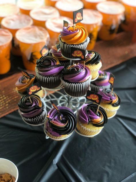 Halloween Gender Reveal Cupcakes, Halloween Baby Shower Theme Boys, Halloween Baby Shower Desserts, Halloween Baby Shower Cupcakes, Halloween Baby Shower Cake, Baby Shower Finger Foods, Baby Shower Cupcakes For Girls, Halloween Gender Reveal, Gender Reveal Cupcakes