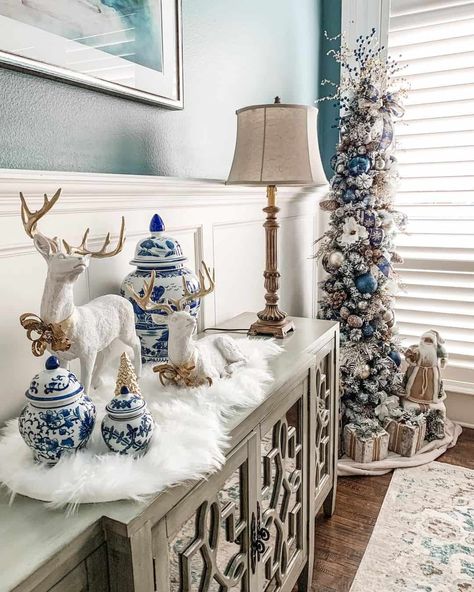 19 Blue Christmas Tree Decorations to Create A Winter Mood Blue Christmas Tree Decorations, Blue And White Christmas, White Christmas Tree Decorations, White Wainscoting, White Christmas Stockings, Frosted Christmas Tree, Chinoiserie Christmas, Frosted Tree, Navy Christmas