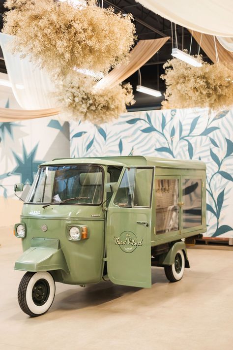 Piaggio Ape Mobile Bar, Diy Wedding Bar, Bar Mobile, Daily Greens, The Third Wheel, Piaggio Ape, Coffee Cart, Safari Tent, Food Truck Design